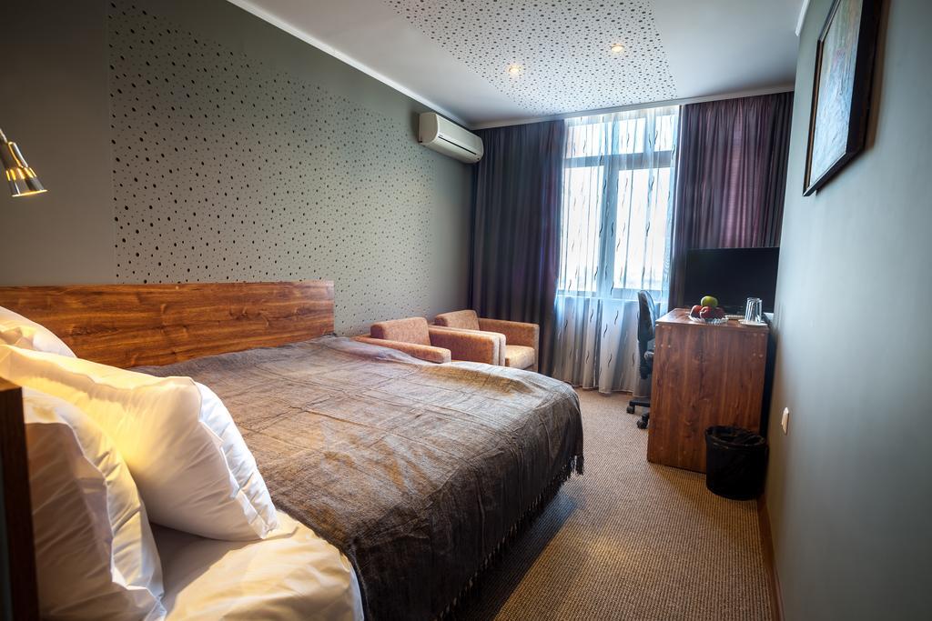 Panorama Top Floor Rooms In Hotel Tundzha Yambol Exterior photo